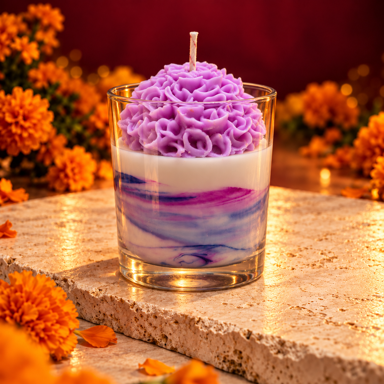 Vela artesanal Catrina de 280 gramos en vaso de cristal, con vetas violetas y flor de cempasúchil escultórica.
