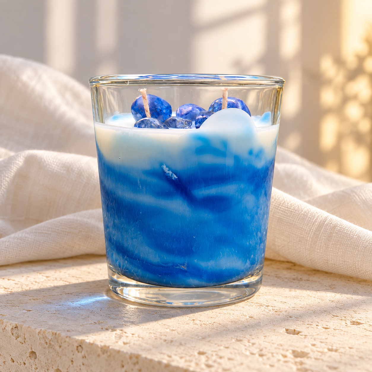 Vela intencionada Deep Calm de ARIA, en azul profundo con cuarzos pulidos.